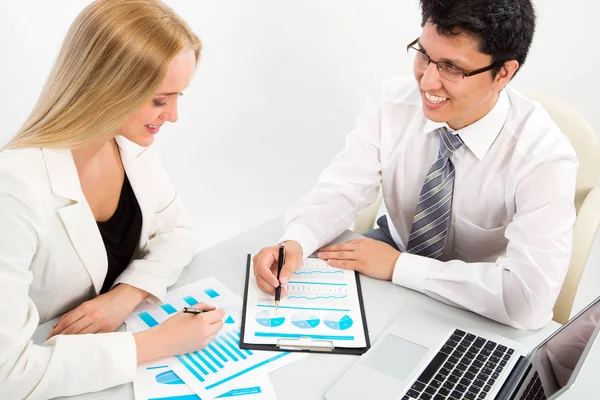 Geschäftsleute arbeiten mit Laptop — Stockfoto