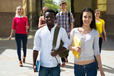 Grup birlikte gülümseyen dışında çeşitli öğrenci