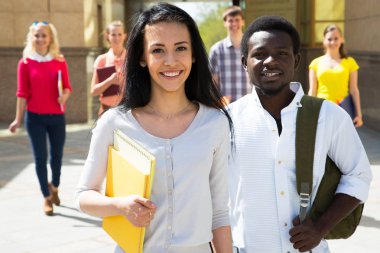 Grup birlikte gülümseyen dışında çeşitli öğrenci