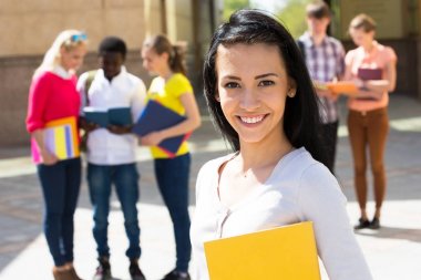 Açık havada arkadaşları ile kız öğrenci