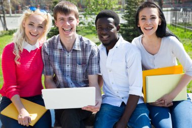 Grup birlikte gülümseyen dışında çeşitli öğrenci