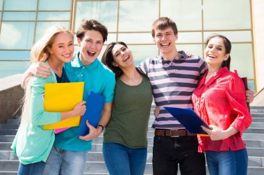 Açık Not Defteri ile öğrenci grubu