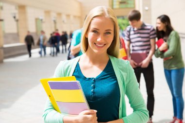 Açık havada arkadaşları ile kız öğrenci