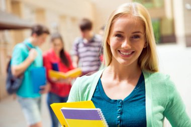 Açık havada arkadaşları ile kız öğrenci