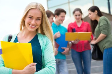 Açık havada arkadaşları ile kız öğrenci