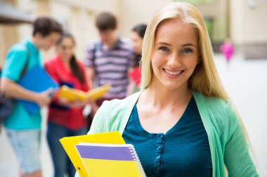 Açık havada arkadaşları ile kız öğrenci