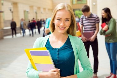 Açık havada arkadaşları ile kız öğrenci