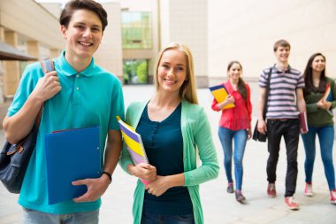 Açık Not Defteri ile öğrenci grubu