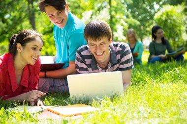 Grup birlikte Kampüs toprağa okuyan öğrenci