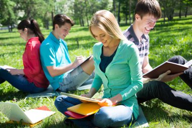 Grup birlikte Kampüs toprağa okuyan öğrenci