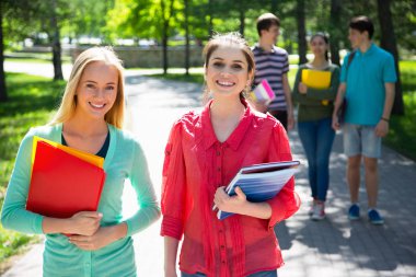 Arkadaş grubu açık havada kız öğrenci