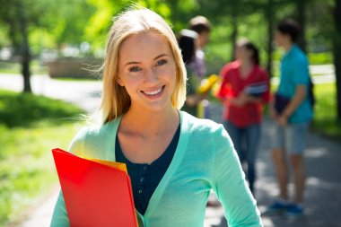 Açık havada arkadaşları ile kız öğrenci
