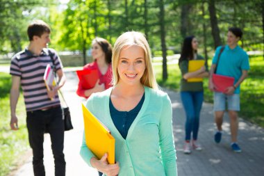 Açık havada arkadaşları ile kız öğrenci