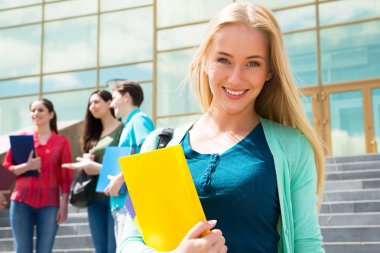 Açık havada arkadaşları ile kız öğrenci