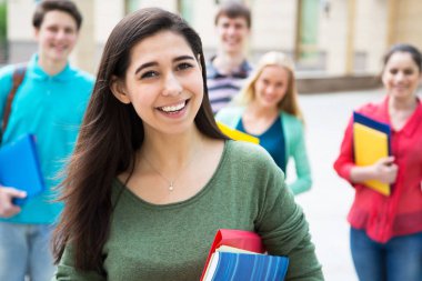 Açık havada arkadaşları ile kız öğrenci