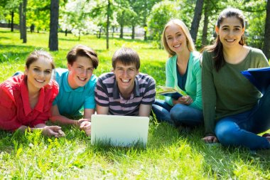 Grup birlikte Kampüs toprağa okuyan öğrenci