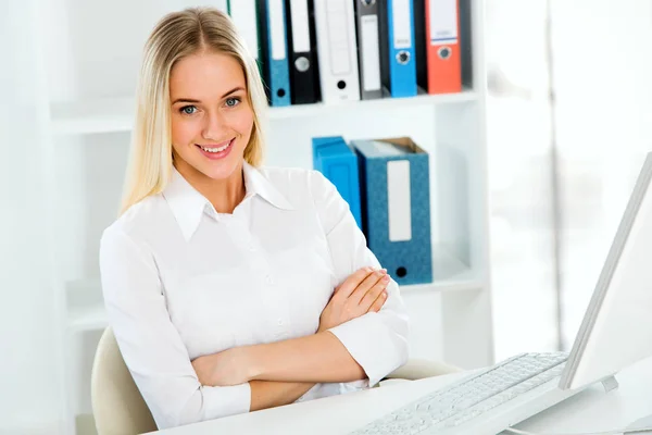 Mulher de negócios usando computador — Fotografia de Stock