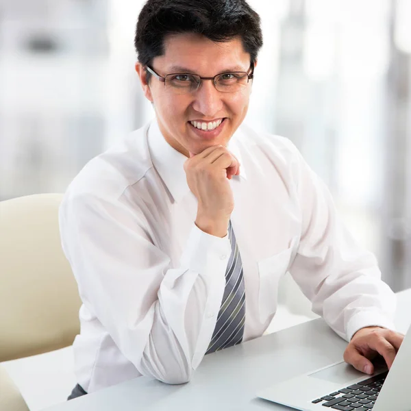 Young businessman working in office — Stock Photo, Image
