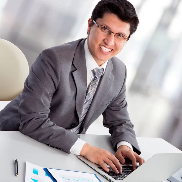 Giovane uomo d'affari con laptop — Foto Stock