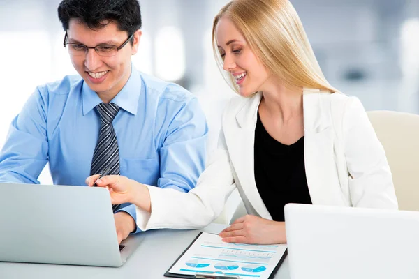 Geschäftsleute arbeiten mit Laptop — Stockfoto