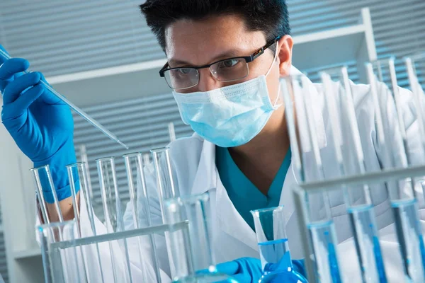 Medical scientist working in laboratory — Stock Photo, Image