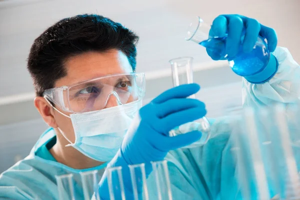 Científico trabajando en laboratorio — Foto de Stock