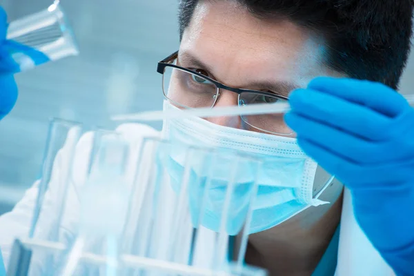 Científico trabajando en laboratorio — Foto de Stock