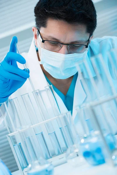 Científico trabajando en laboratorio — Foto de Stock