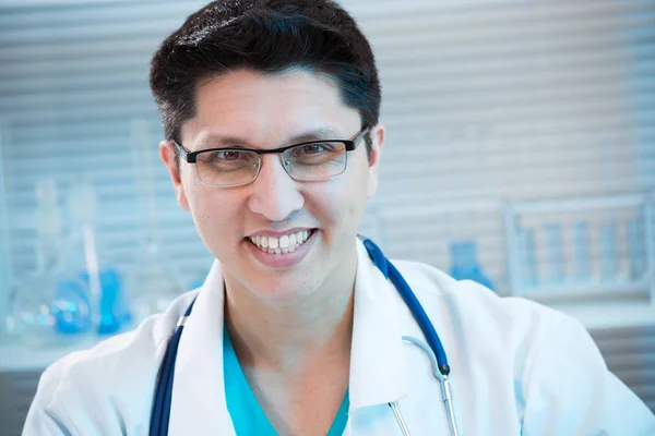 Medico sorridente — Foto Stock