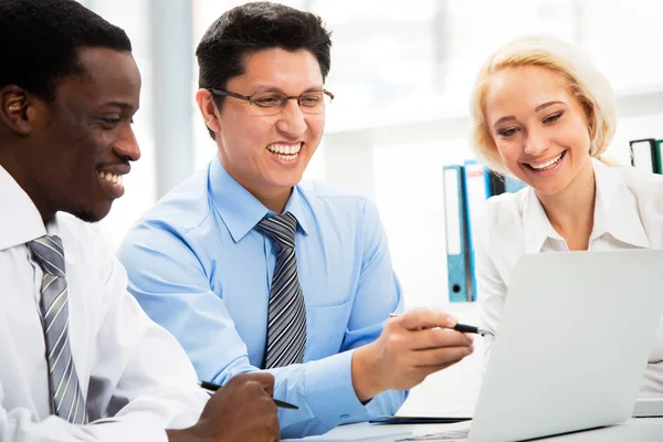 Samenwerking tussen zakenmensen. — Stockfoto