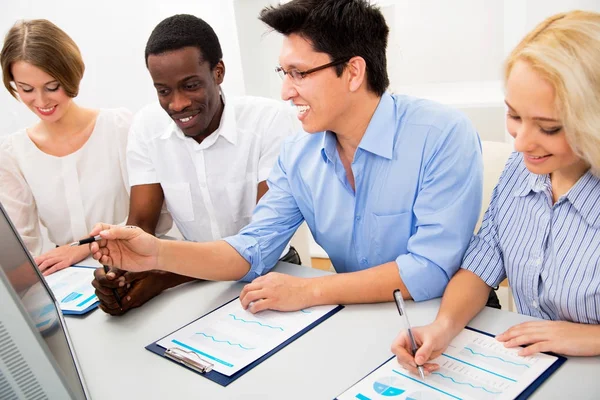 Geschäftsleute versammelten sich um Laptop — Stockfoto