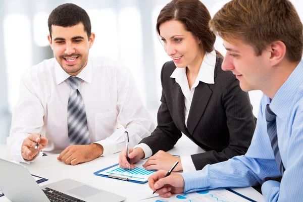 Colleghi Affari Seduti Intorno Tavolo Che Lavorano Insieme — Foto Stock