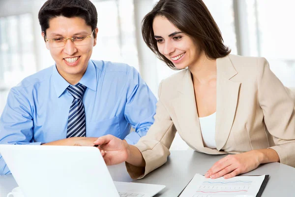 Mensen uit het bedrijfsleven werken met laptop — Stockfoto