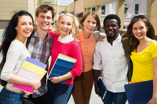 Grupo Estudiantes Con Cuaderno Aire Libre —  Fotos de Stock