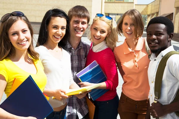 Groep Van Uiteenlopende Studenten Buiten Lachend Samen — Stockfoto