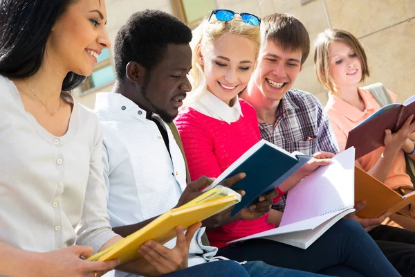 Grupo Estudiantes Universitarios Que Estudian Revisión Tareas —  Fotos de Stock