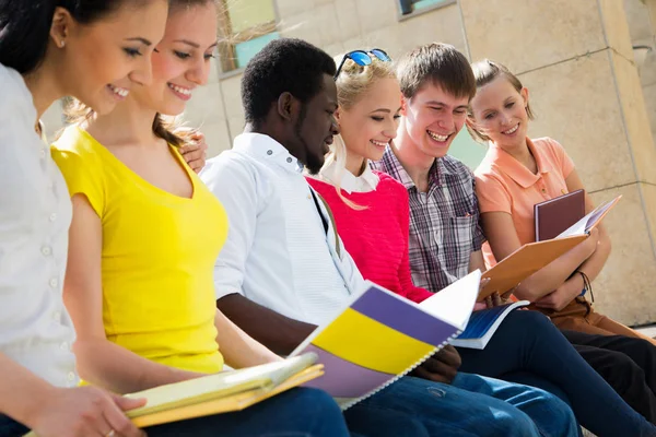 Gruppo Studenti Universitari Che Studiano Revisione Compiti — Foto Stock