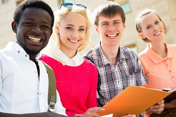 Groupe Étudiants Divers Dehors Souriant Ensemble — Photo