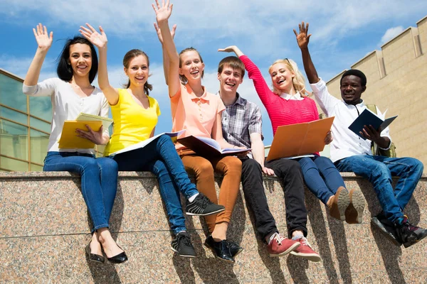 Estudiantes Emocionados Con Los Brazos Extendidos Aire Libre — Foto de Stock