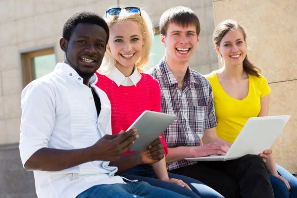 Grupp Universitetsstudenter Studerar Överprövnings Läxor — Stockfoto