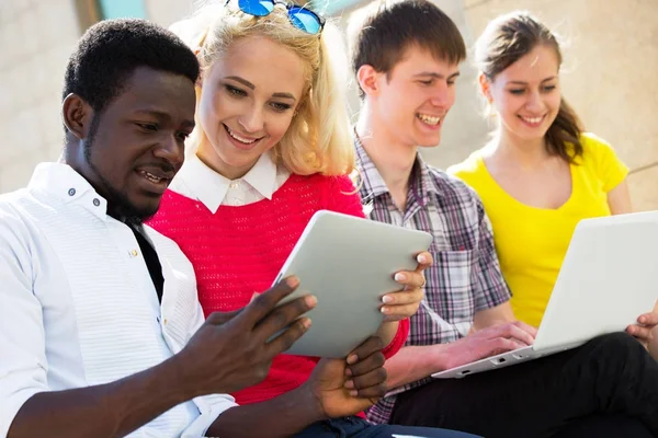 Gruppe Von Universitätsstudenten Die Hausaufgaben Studieren — Stockfoto