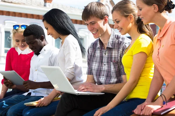 Gruppo Studenti Universitari Che Studiano Revisione Compiti — Foto Stock