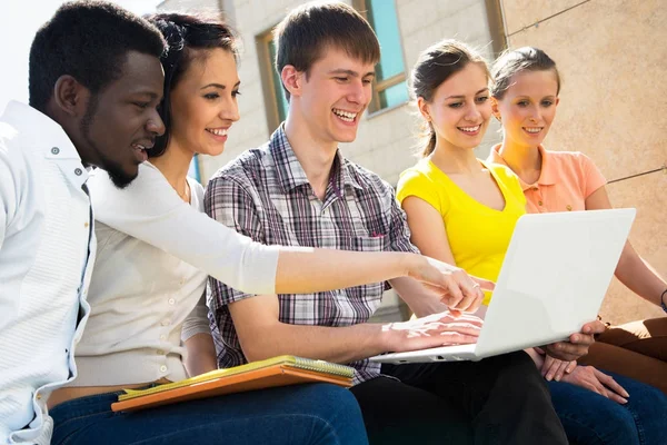 Grupp Universitetsstudenter Studerar Överprövnings Läxor — Stockfoto