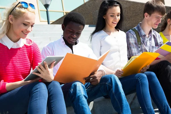 Grupp Universitetsstudenter Studerar Överprövnings Läxor — Stockfoto