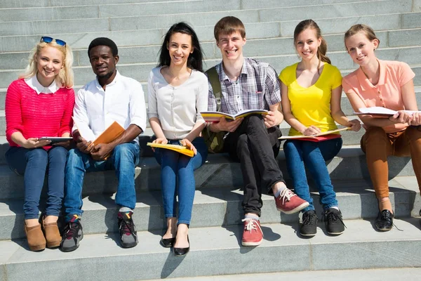 Grupo Estudiantes Universitarios Que Estudian Revisión Tareas — Foto de Stock