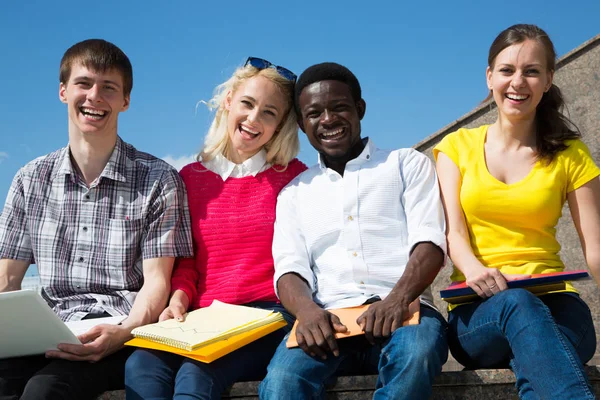 Gruppo Studenti Universitari Che Studiano Revisione Compiti — Foto Stock