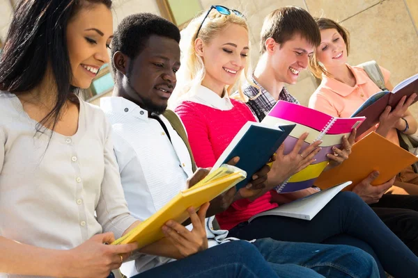 Groep Van Multi Etnische Studenten Voorbereiden Het Examen Samen — Stockfoto