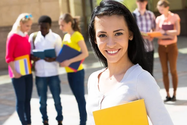 Donna Asiatica Studente All Aperto Con Suoi Amici — Foto Stock