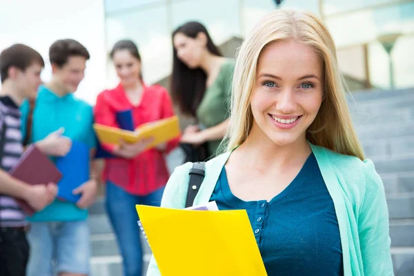 Mujer Estudiante Aire Libre Con Sus Amigos —  Fotos de Stock