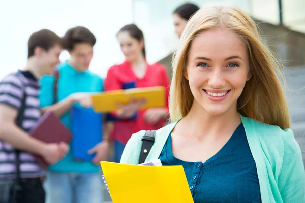 Açık havada arkadaşları ile kız öğrenci